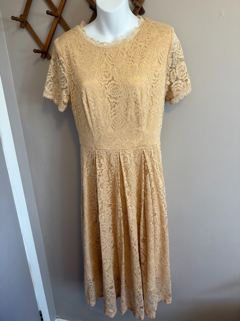 Dress Tells Beige Peach Lace Short Sleeve Midi Dress L fits medium
